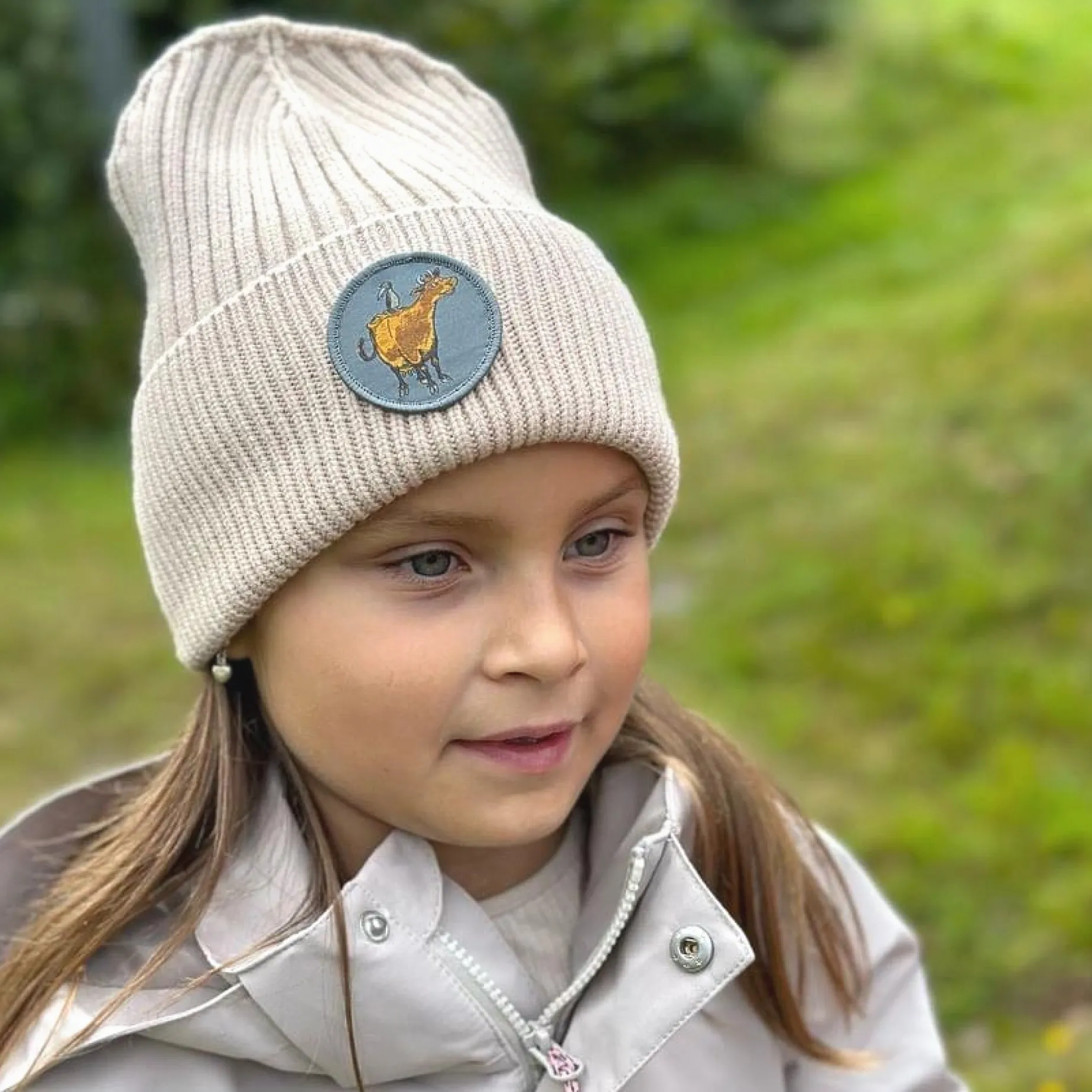 Stickad mössa Mamma Mu och Kråkan Beige