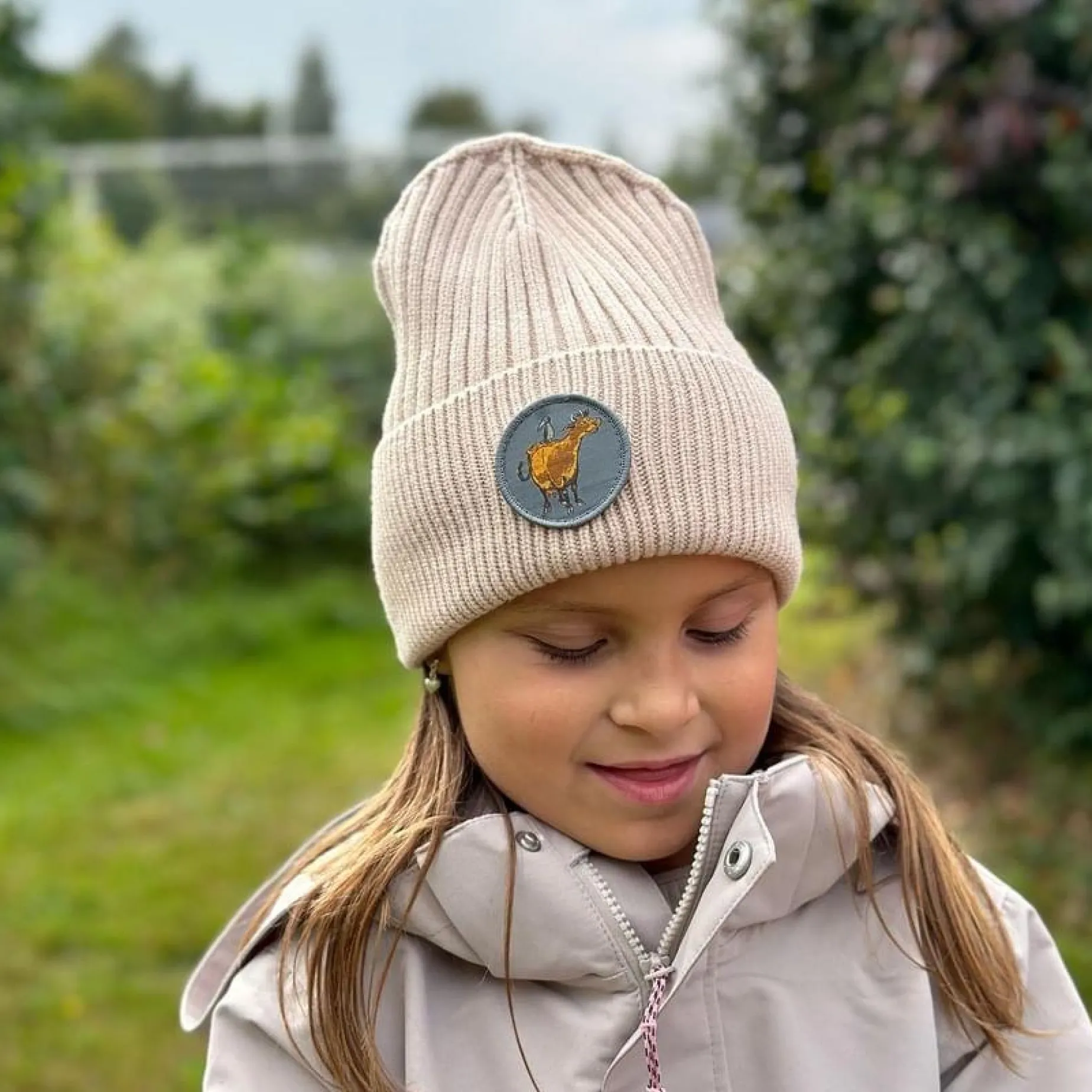 Stickad mössa Mamma Mu och Kråkan Beige